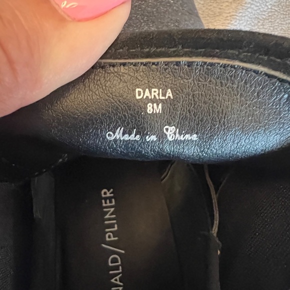 Donald J. Pliner Darla Black Metallic Silver Leather Chelsea Ankle Boot, Size 8 - Picture 5 of 9